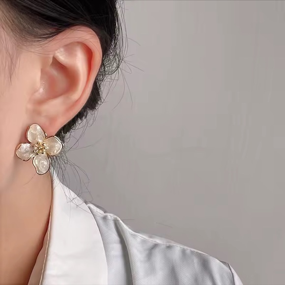 Vintage Flower Stud Earrings – Elegant Gold & Pearl Petals - Picture 6 of 6